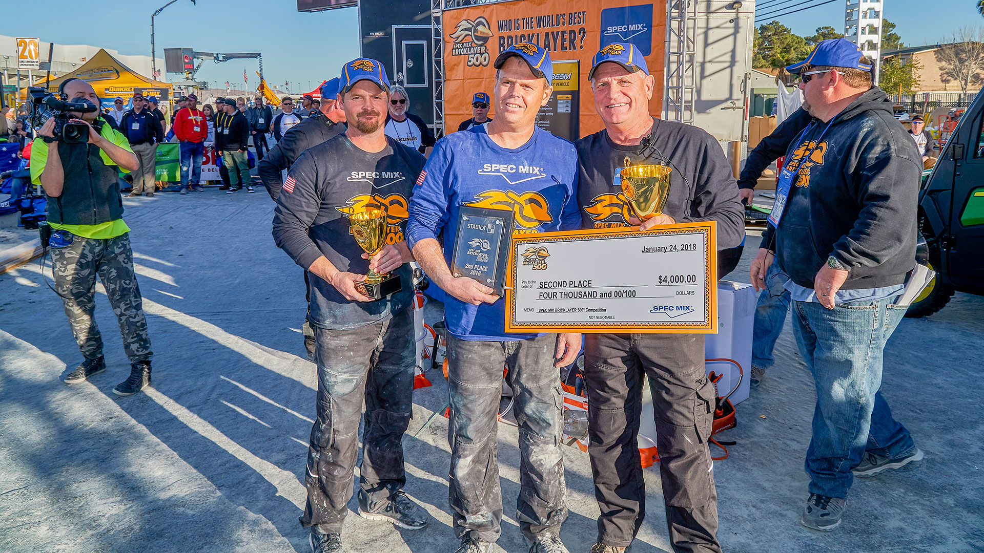 Brian Tuttle (middle) won second place with 689 brick laid. David’s mason tender and brother, Scott Tuttle (left) a former Spec Mix Bricklayer 500® World Champion.