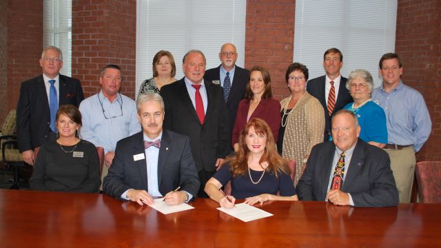 WGTC President Steve G. Daniel and Crane Industry Services CEO Debbie Dickinson sign a cooperative agreement to offer industry training on the College’s Thomas B. Murphy Campus in Waco.