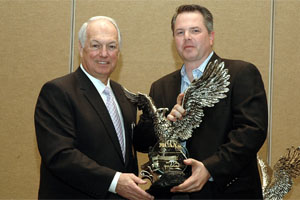MCAA President Frank Campitelli (left) presents Chris Huckabee with the 2007 C. DeWitt Brown Leadman Award.