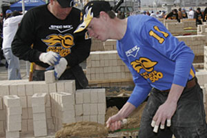 Shown (in blue) are Garrett Hood and his tender, Kevin Hallman, in action at the 2008 SPEC MIX BRICKLAYER 500.