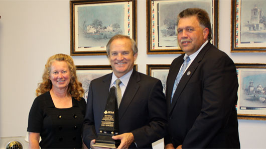 Mackie and Norma Jean Bounds present the 2010 MCAA Freedom and Prosperity award to Congressman Chet Edwards of Texas.