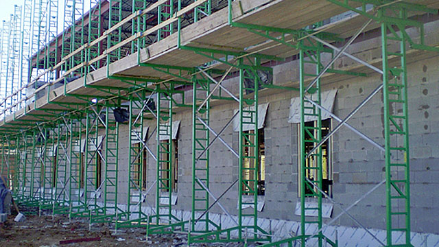 Straight Wall: Towers move from wall to wall at the rate of 10 minutes each. This scaffold was moved to this wall and decked and stocked in less than 2 hours. Photo courtesy of Non-Stop Scaffolding.