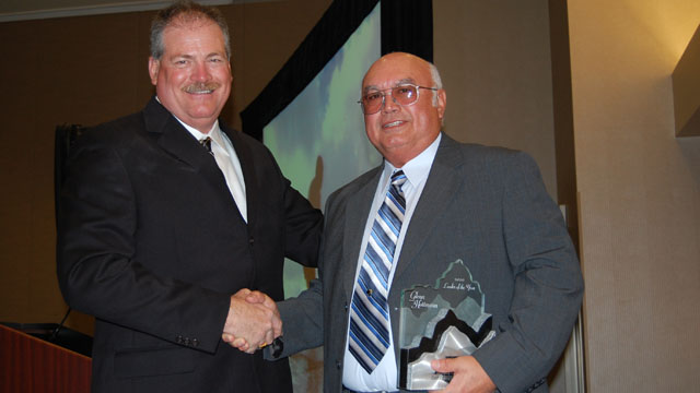 AMCA Treasurer Dave Endres (left) presents Glenn Hottmann (right) with the AMCA Leader of the Year Award.