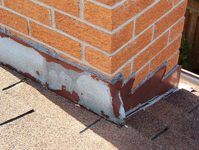 Flashings che non sono incorporati nel cemento richiedono una manutenzione continua.