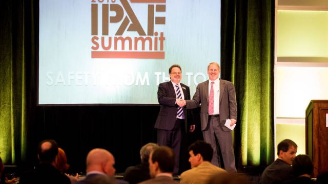 IPAF CEO Tim Whiteman (left) commits to making the AWPT operator training programme eLearning module available in Spanish. Jordan Barab, US Deputy Assistant Secretary of Labor for Occupational Safety and Health (right), welcomes the industry’s commitmen