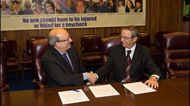 David Michaels, Assistant Secretary, USDOL-OSHA, and Marty Coughlin, President, SAIA, sign a national Alliance renewal agreement on December 18, 2013